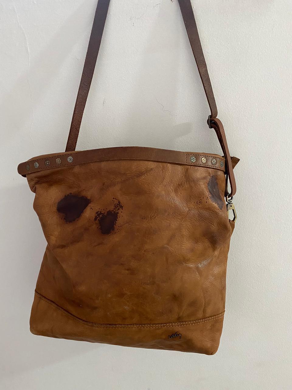 Teñido de bolsos de cuero después de la reparación
