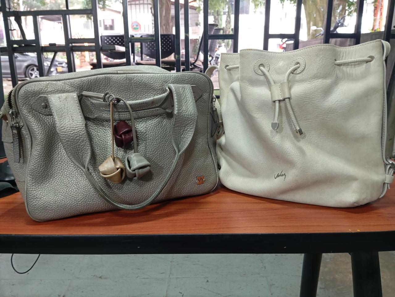 Teñido industrial de bolsos de cuero — antes de la reparación