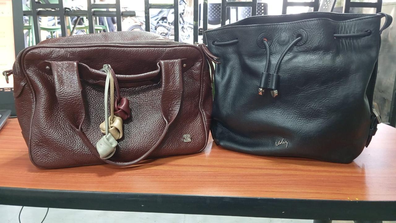 Teñido industrial de bolsos de cuero después de la reparación