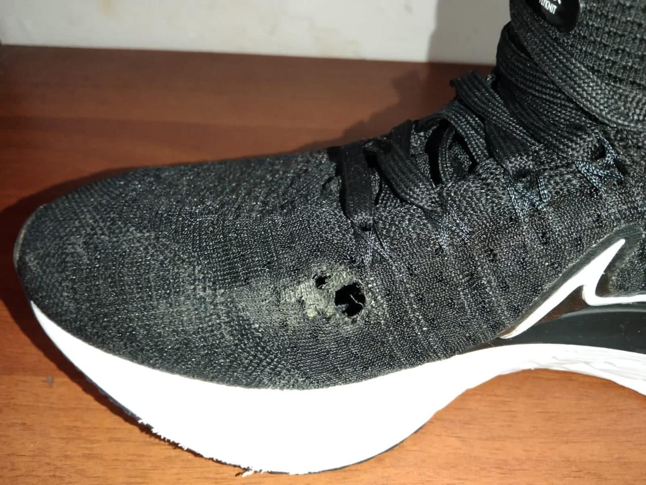 Reparación de capellada en tenis de running — antes de la reparación