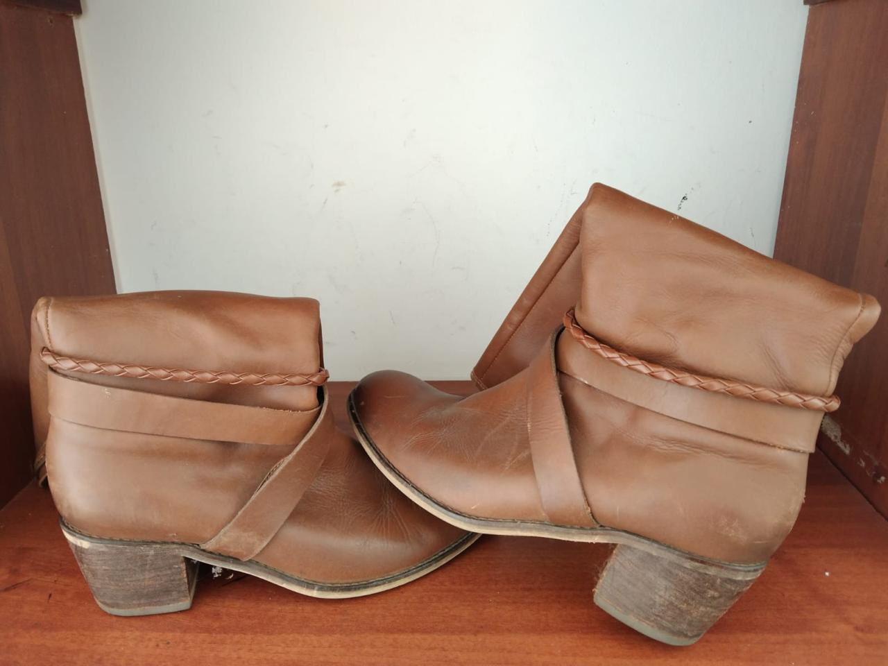 Restauración de color en botas de cuero — antes de la reparación