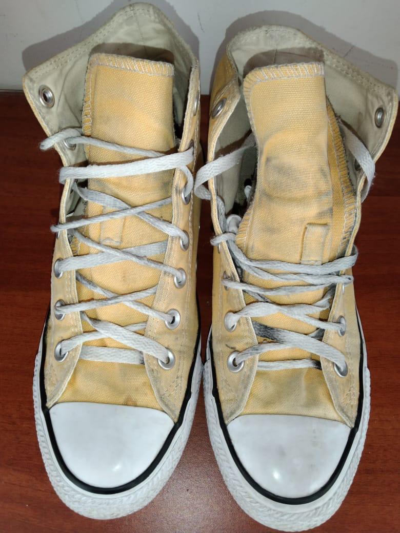 Restauración de color en tenis de lona — antes de la reparación