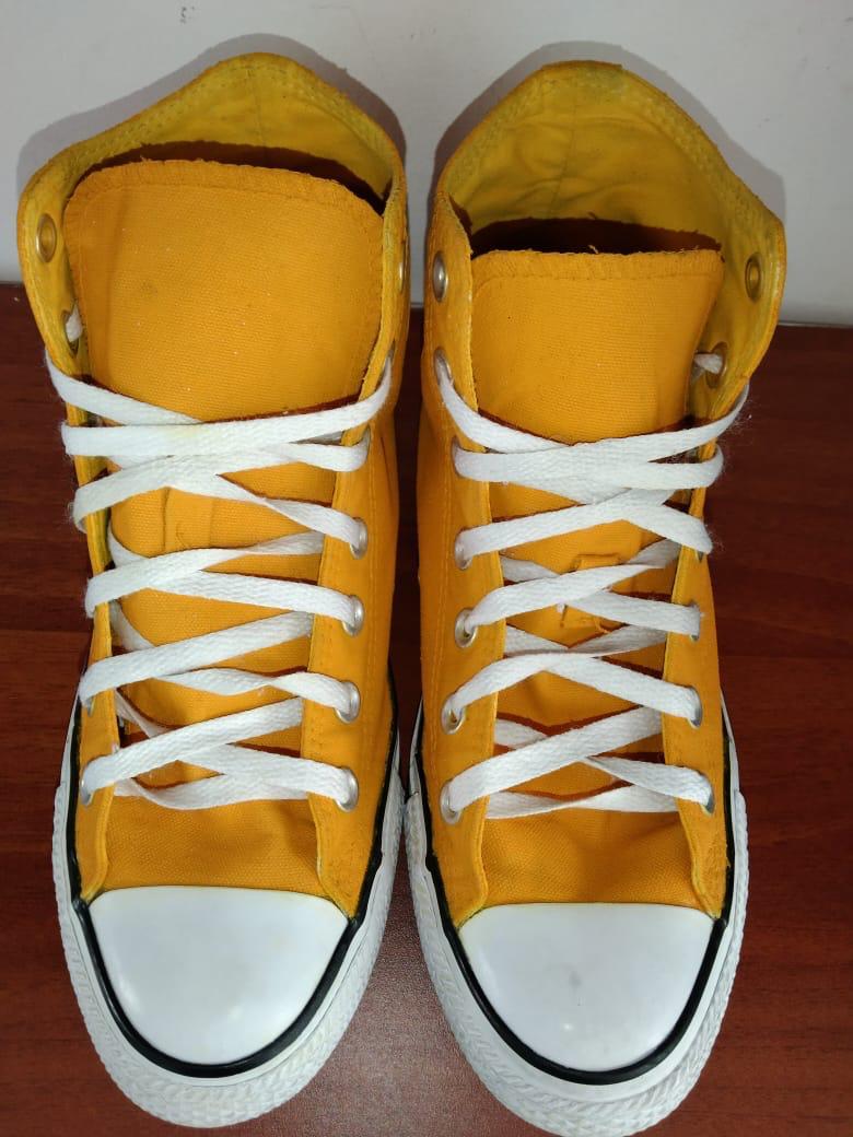 Restauración de color en tenis de lona — después de la reparación