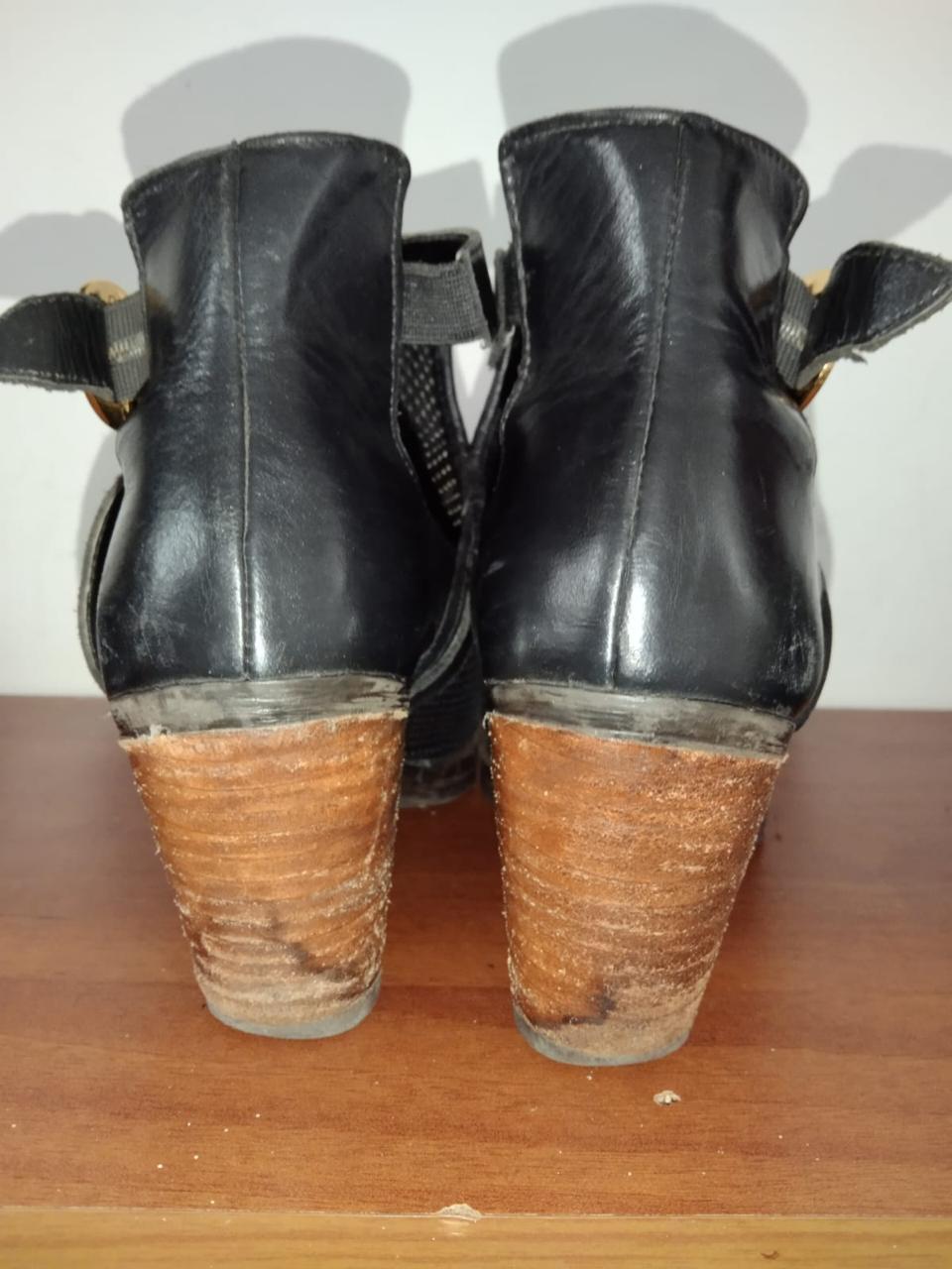 Zapatos sucios (lavandería) — antes de la reparación en Arcoiris Zapatería, Medellín