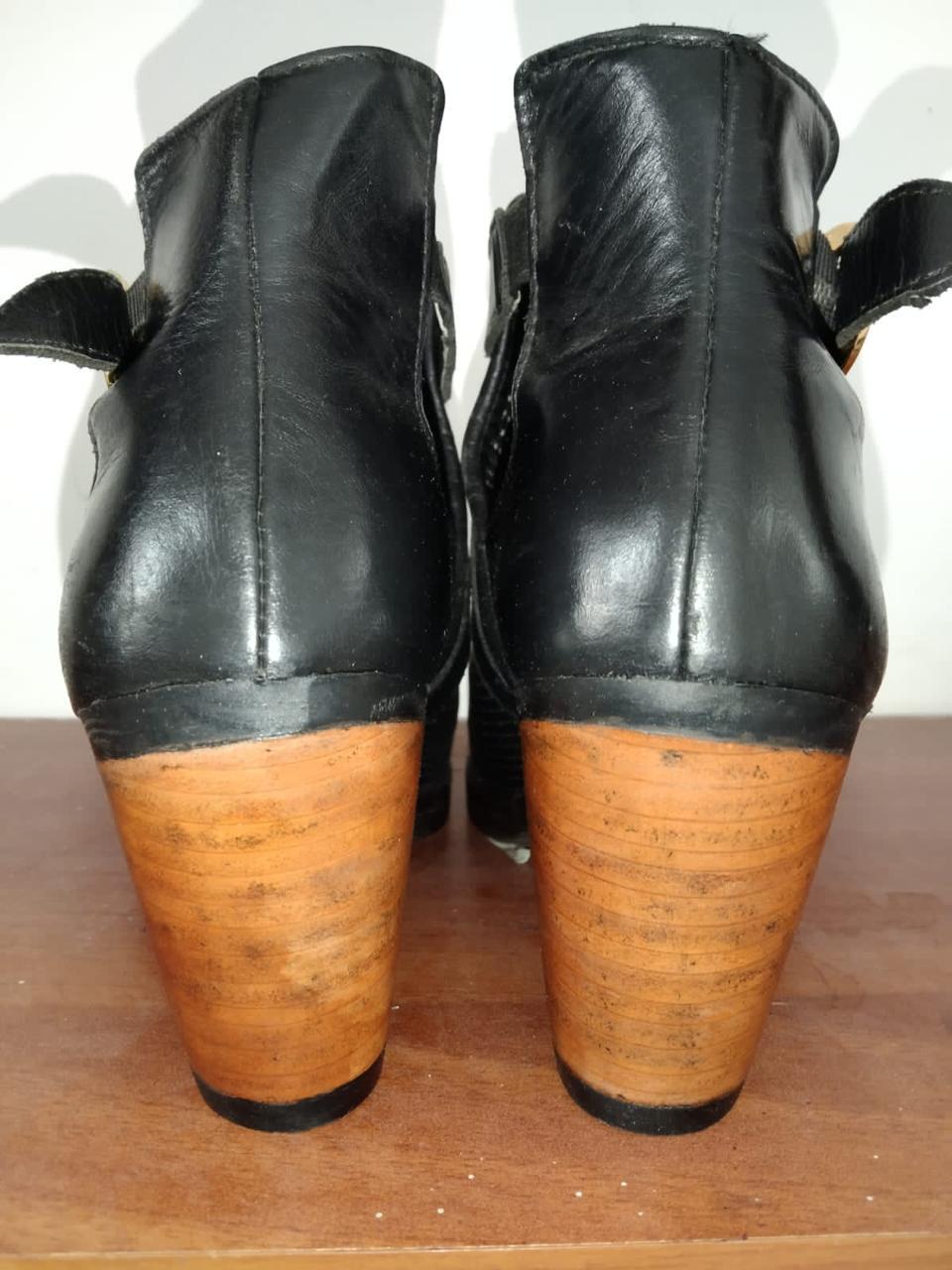 Zapatos sucios (lavandería) — después de la reparación en Arcoiris Zapatería, Medellín