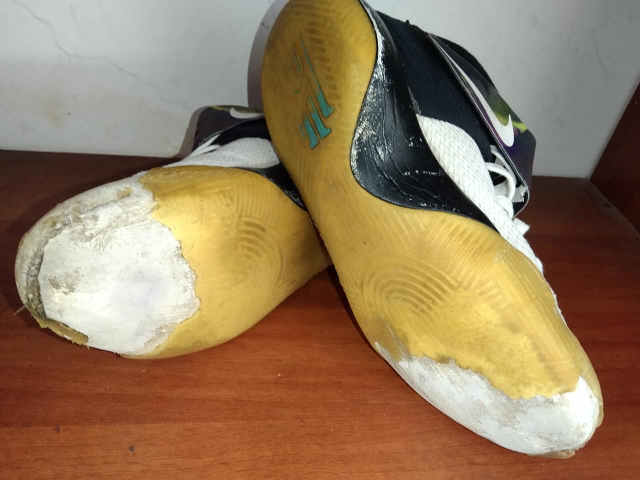Blanqueo de suela deportiva — antes de la reparación
