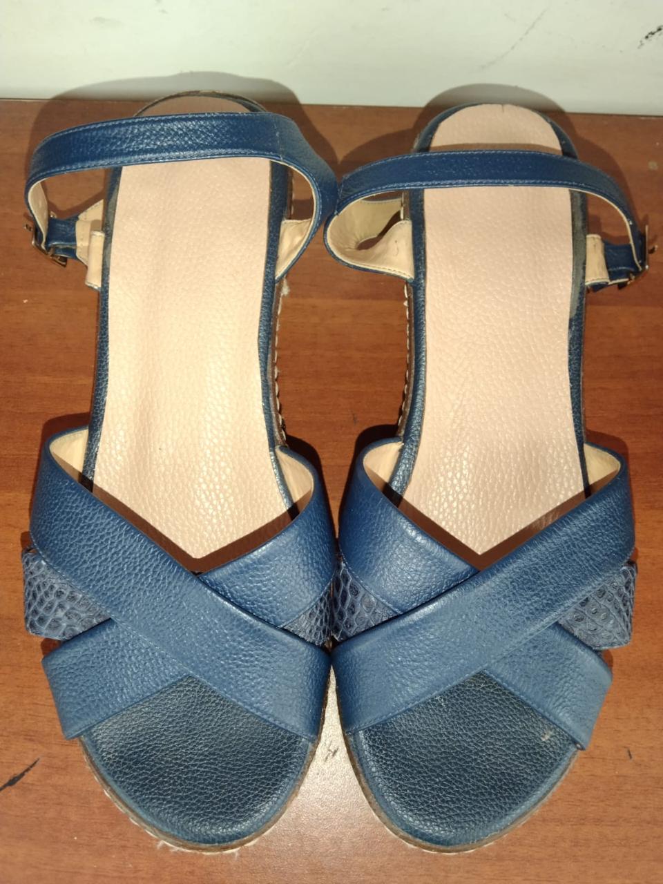 Limpieza de sandalia de cuero