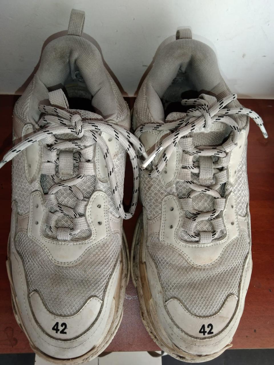 Lavado profundo de tenis — antes de la reparación