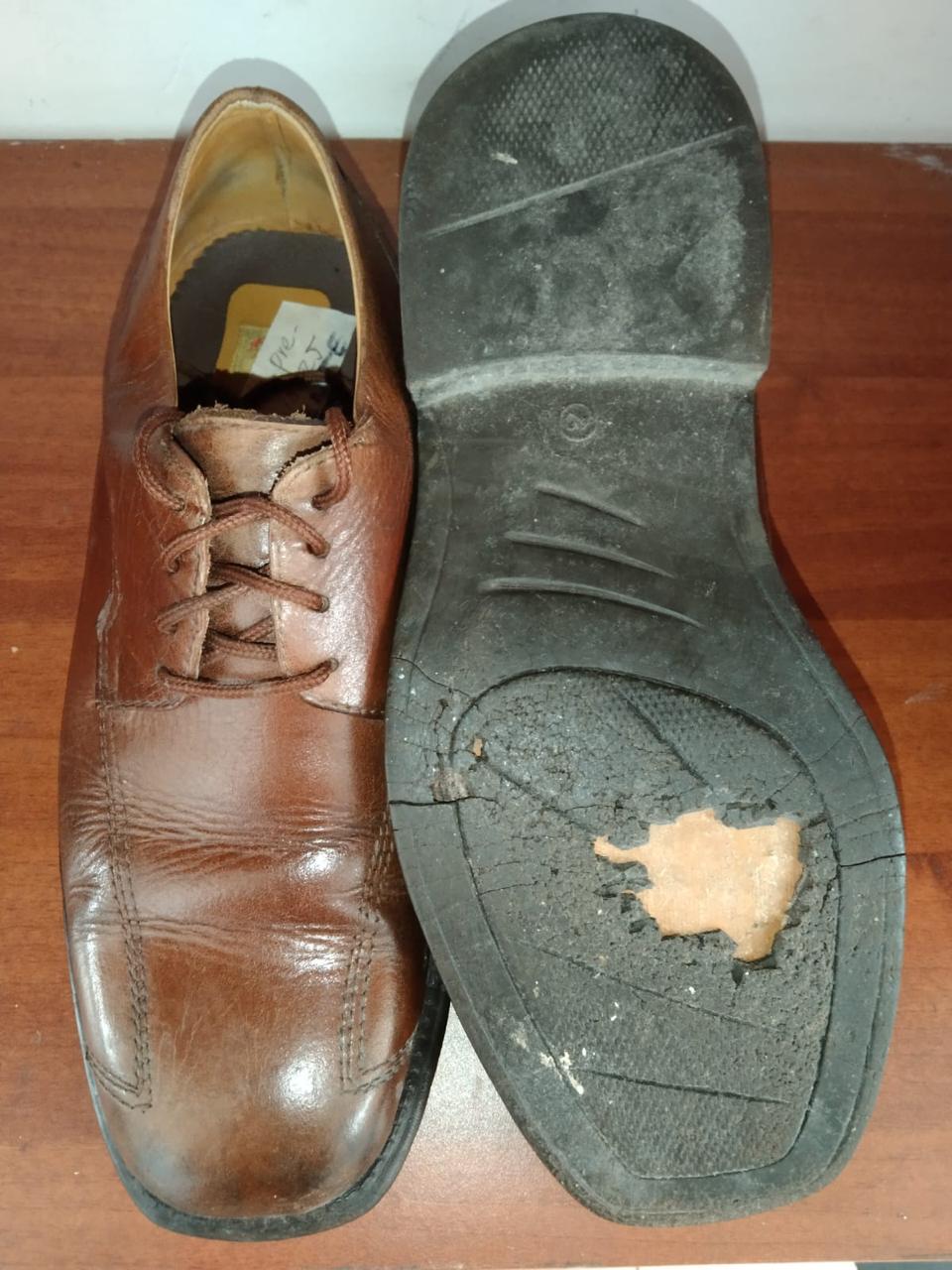 Cambio de suela en zapato de cuero — antes de la reparación