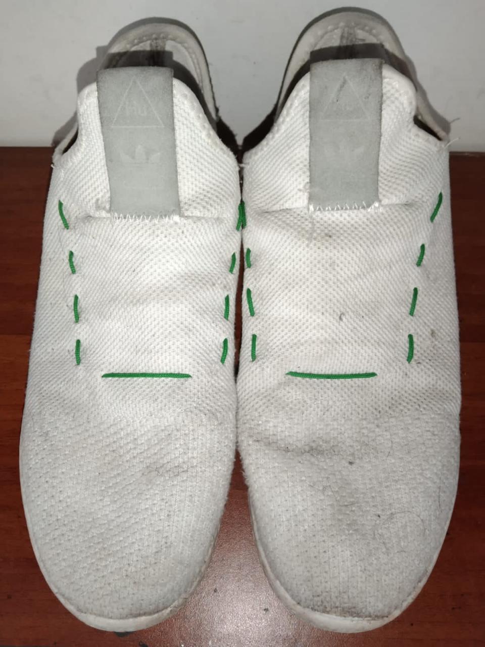 Refuerzo de costuras en tenis — antes de la reparación