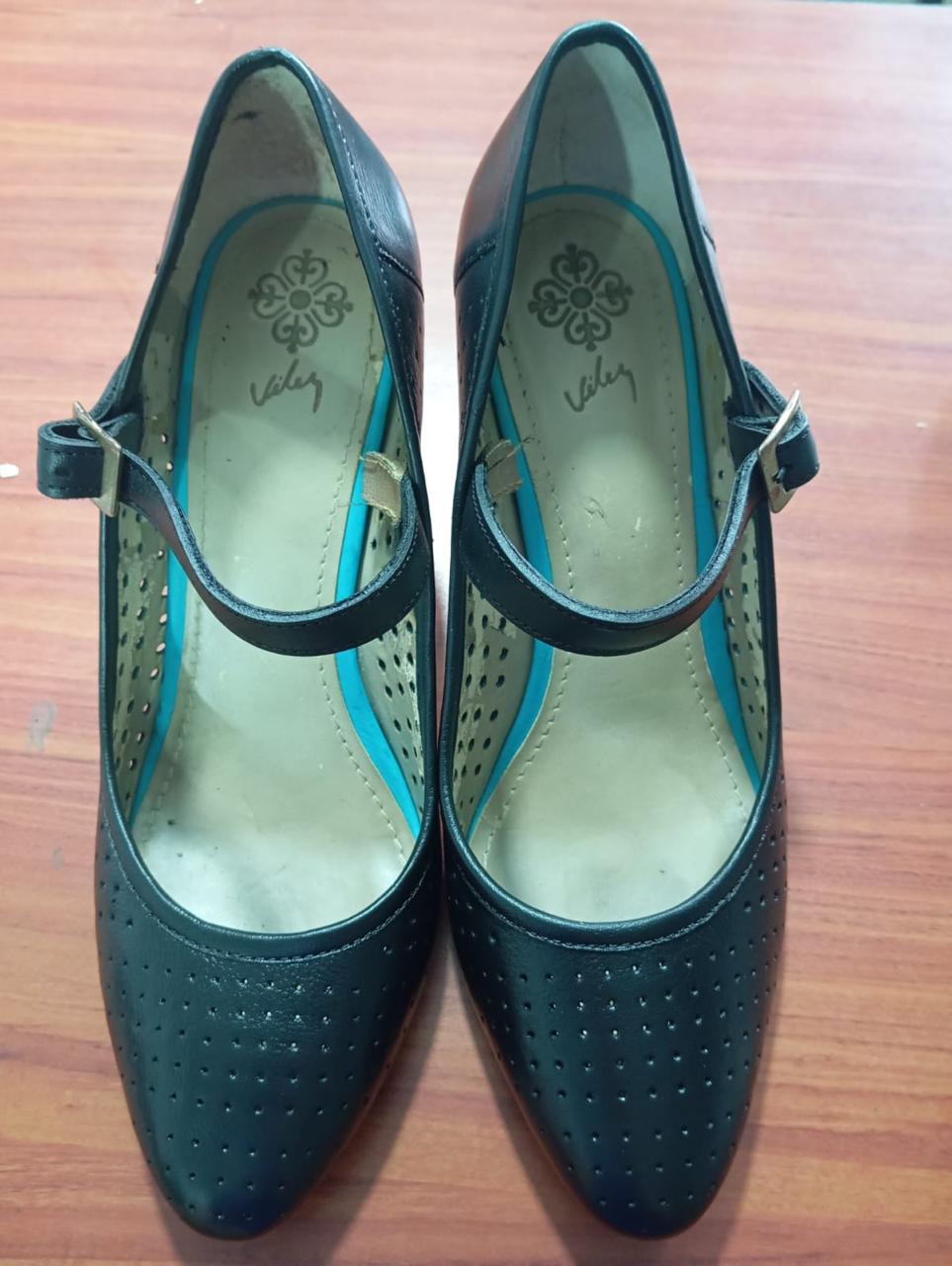 Teñido de zapatos de cuero después de la reparación