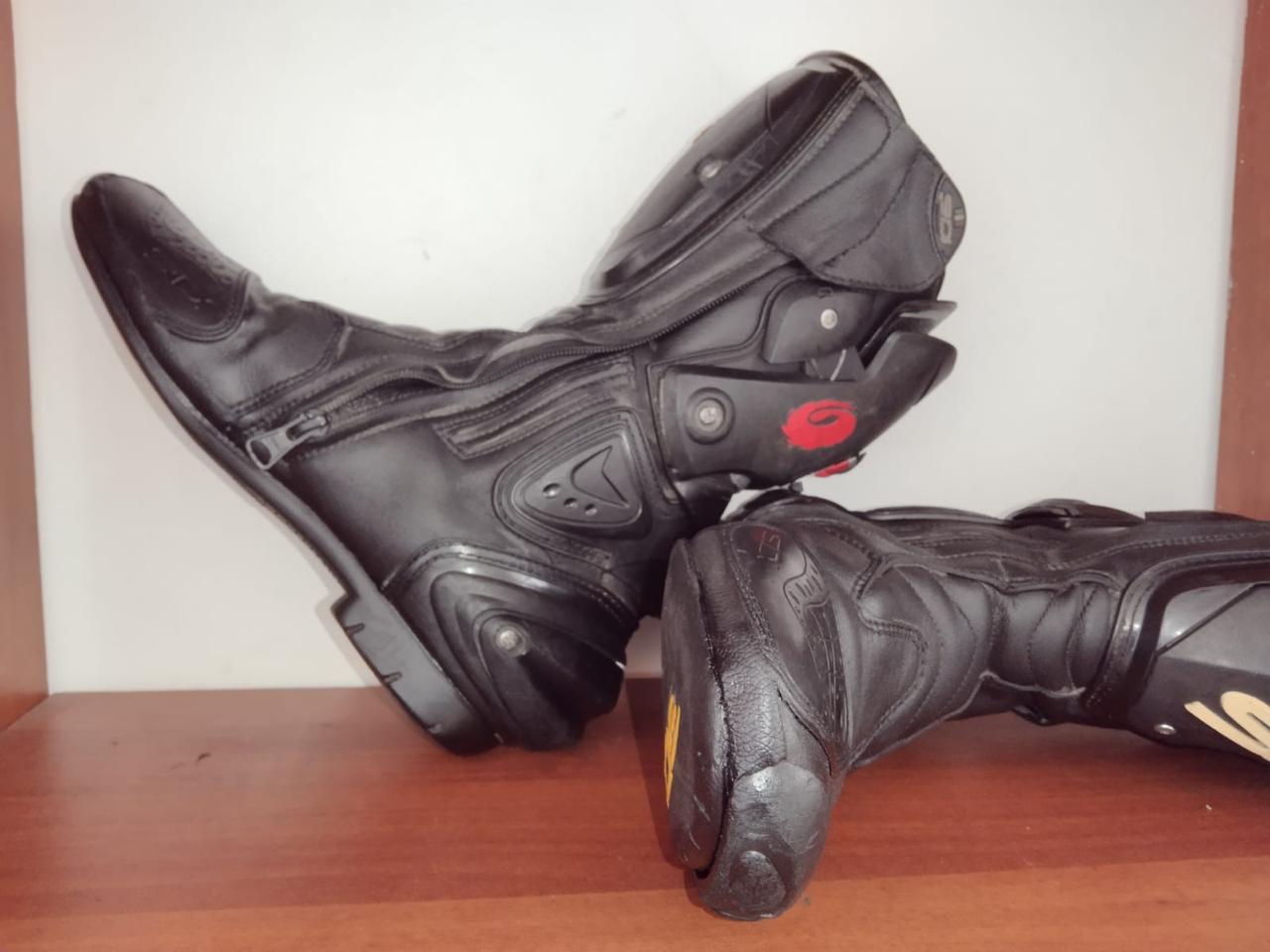 Reparación de botas de motociclista después de la reparación